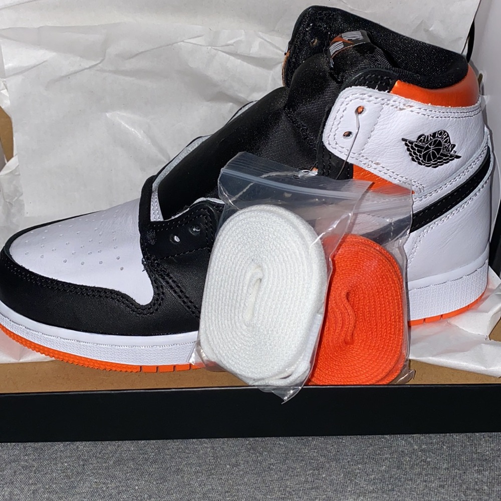 Jordan 1 retro high og electro orange. Streetstyle